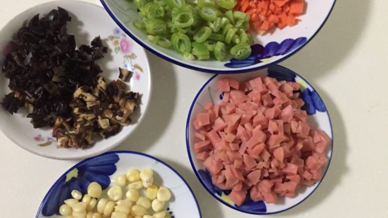 高考夜宵—鸡蛋饼卷子,把所有食材切成<a style='color:red;display:inline-block;' href='/shicai/ 4802'>玉米粒</a>大小的小丁,备用