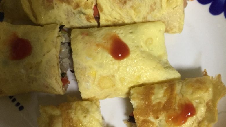 高考夜宵—鸡蛋饼卷子,把鸡蛋饼铺在菜板上,放上炒好的米饭,像卷寿司一样,卷成卷子,切成段即可
