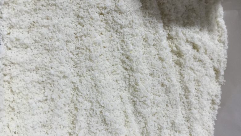 宝宝版松糕,倒入一半过筛后的粉料,用刮板轻轻抹平。