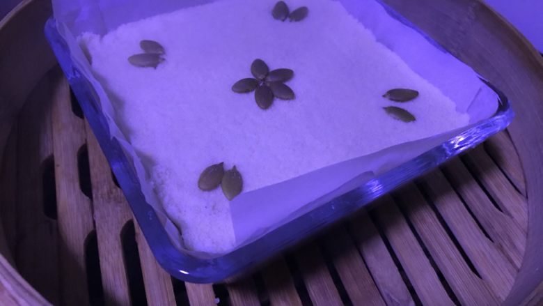 宝宝版松糕,水开后,放入蒸锅中大火蒸30分钟。