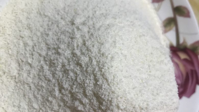 宝宝版松糕,过筛第二遍,再次过筛可以使米糕大小均匀,蒸出来的米糕才会松松软软。需要注意过筛后的米粉含水量大,过筛后就不要再去碰它,要不然会粘在一起。蒸糕没有任何膨松剂,完全靠米粉过筛后粉粒之间包裹的空气来保证蓬松,所以过筛一定要细致,想要效果好的可以多过筛几遍。
