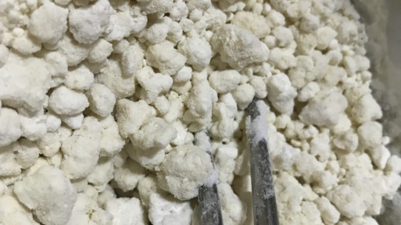 宝宝版松糕,用手搓成粉粒状,把小面团搓散。米粉加水之后,会聚成很多小团。要将较大的粉团用手指捏散或用手心搓散掉,使米粉