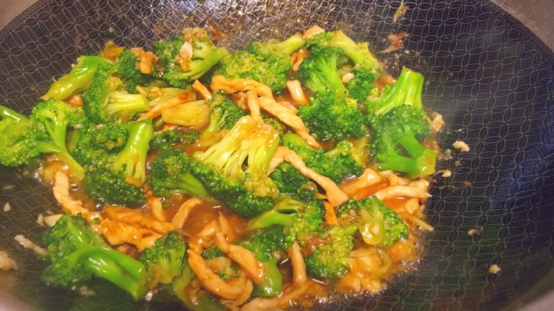 快手实用系列★耗油西兰花滑肉丝,再翻炒一会儿,大概2-3分钟就可以了。因为我们都已经焯过西兰花了。所以不要过火了才好。