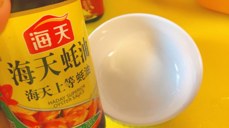 快手实用系列★耗油西兰花滑肉丝,下面我们准备一下耗油酱汁,依然还是拿一个碗。首先下耗油大概10ml。