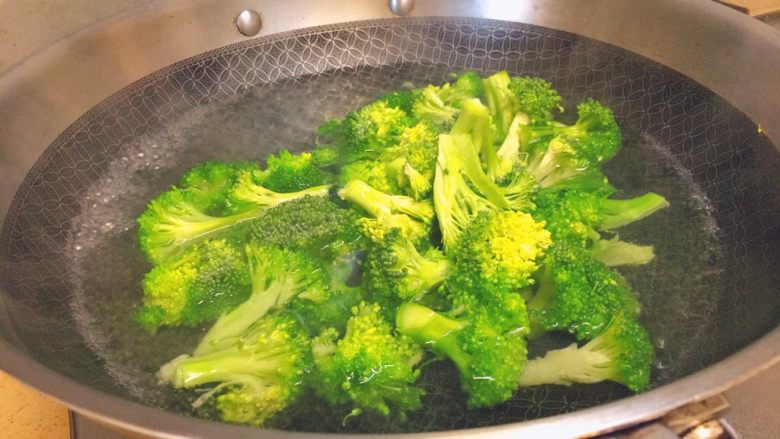 快手实用系列★耗油西兰花滑肉丝,锅里烧一锅开水,然后把西兰花放进去。焯一下,如果喜欢软一点,可以多煮一会儿,如果喜欢硬一点,就少煮一会儿。自己把握口感哦!