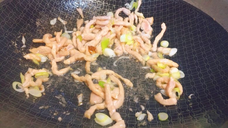 快手实用系列★耗油西兰花滑肉丝,然后可以下肉丝了呢。不停翻炒,直到肉丝全部变色。不要火大了,那样就不滑了哦。
