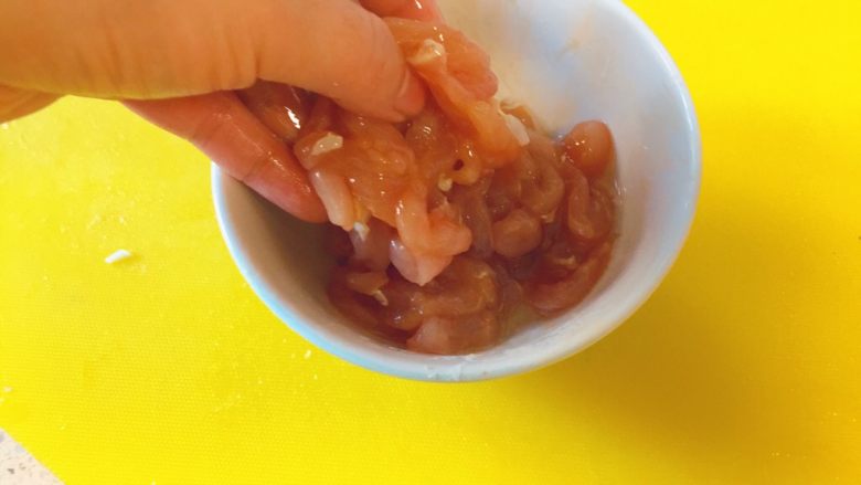 快手实用系列★耗油西兰花滑肉丝,最后再用手抓匀哦。备用。至于为什么要煨一下肉丝呢?这样肉丝更滑嫩,口感更完美,也更入味呢。