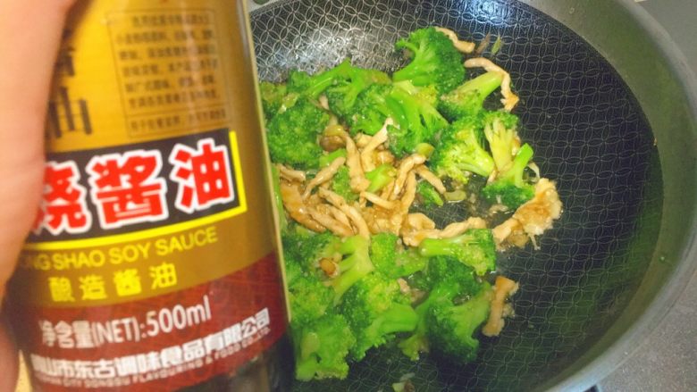 快手实用系列★耗油西兰花滑肉丝,再下一点红烧酱油,大概2-3ml就好,下味和上色之用。