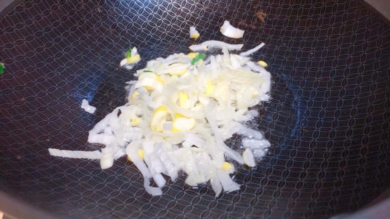 快手实用系列★耗油西兰花滑肉丝,然后我们可以正式进入,炒菜环节了!锅里下油,油热下葱花炒香。