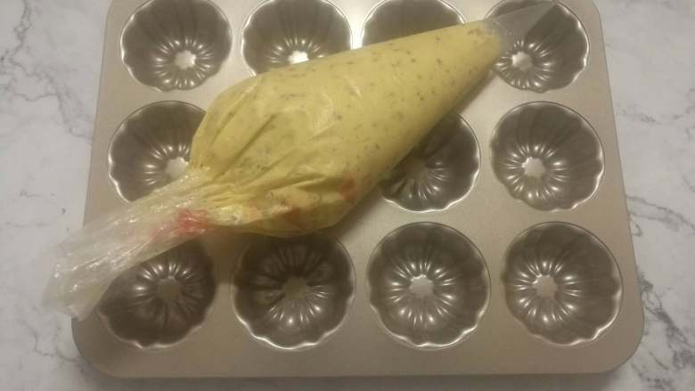 巧克力沙瓦琳,面糊装入裱花袋