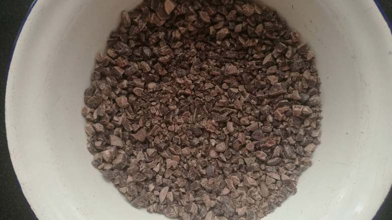 巧克力沙瓦琳,制作甘纳许:30克黑巧克力切碎备用