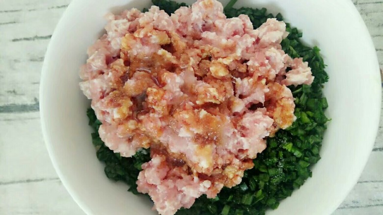酱香馄饨,再加入一勺盐,一勺<a style='color:red;display:inline-block;' href='/shicai/ 692'>酱油</a>和几滴油