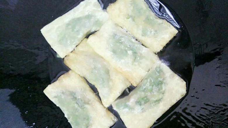 酱香馄饨,锅里放油,油热后转温火放入馄饨慢慢煎到两面金黄