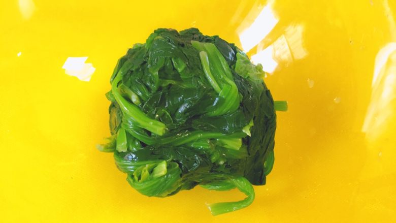 凉拌系列★果仁菠菜,用手用心挤出去多余的水分,一定要尽量都挤出去哦,否则一会儿水多,拌就不爱入味道了呢。