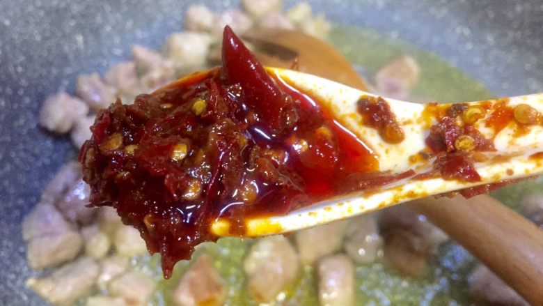樱红翡绿炒肉丁,肉丁散籽发白,放入一勺<a style='color:red;display:inline-block;' href='/shicai/ 705'>豆瓣酱</a>