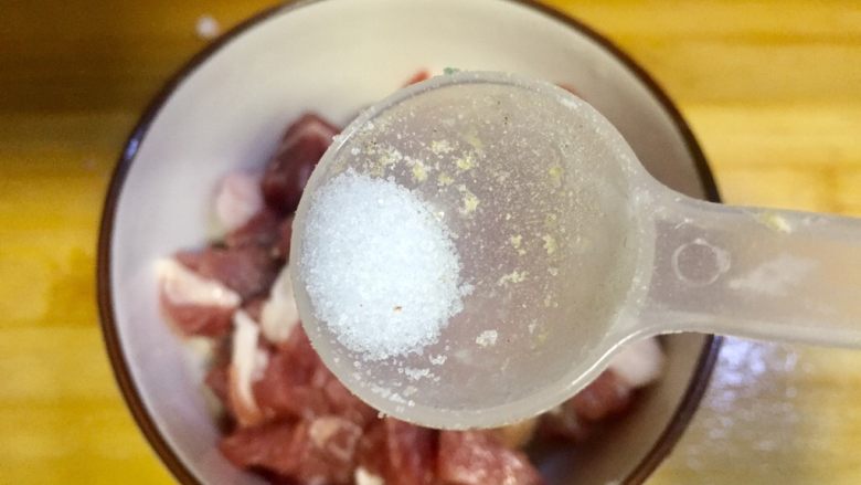 樱红翡绿炒肉丁,肉洗净切丁,加入少许食盐