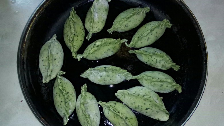 蔬菜煎饺,平底锅抹油，放入蔬菜饺子。