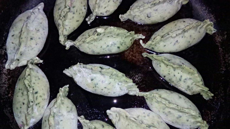 蔬菜煎饺,小火煎蔬菜饺子
