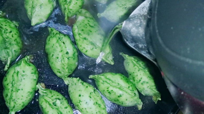 蔬菜煎饺,平底锅内加入开水，盖锅盖，中火焖。