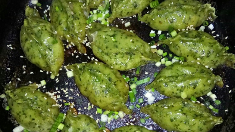 蔬菜煎饺,起锅前，撒入葱花。