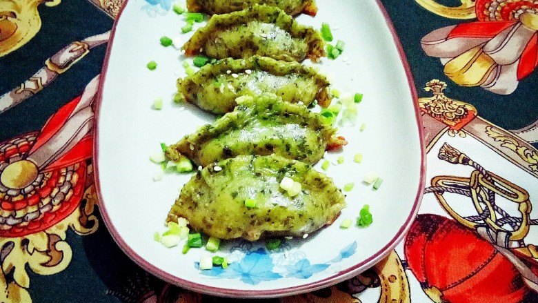 蔬菜煎饺,端上餐桌 