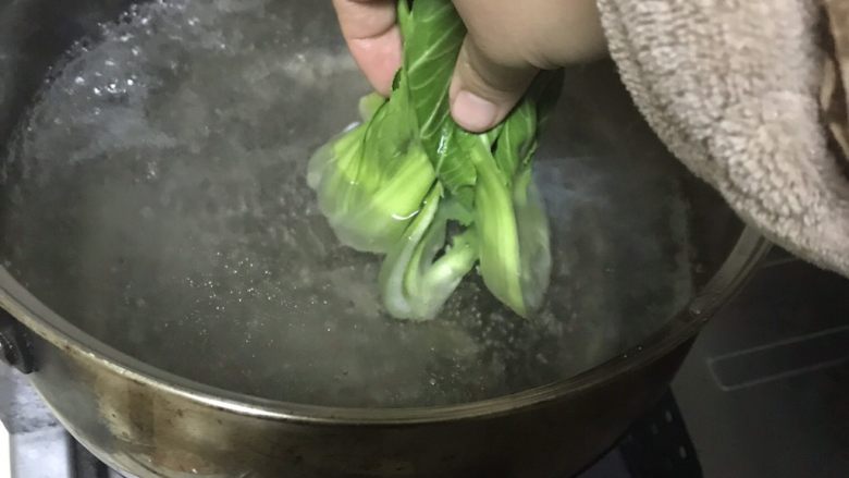 成都担担面,烫青菜。先用手抓住叶子,头烫到30秒再放叶子