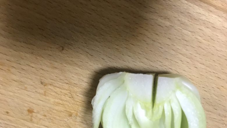 成都担担面,烧一锅清水!上海青对半切开后,再讲菜心切开