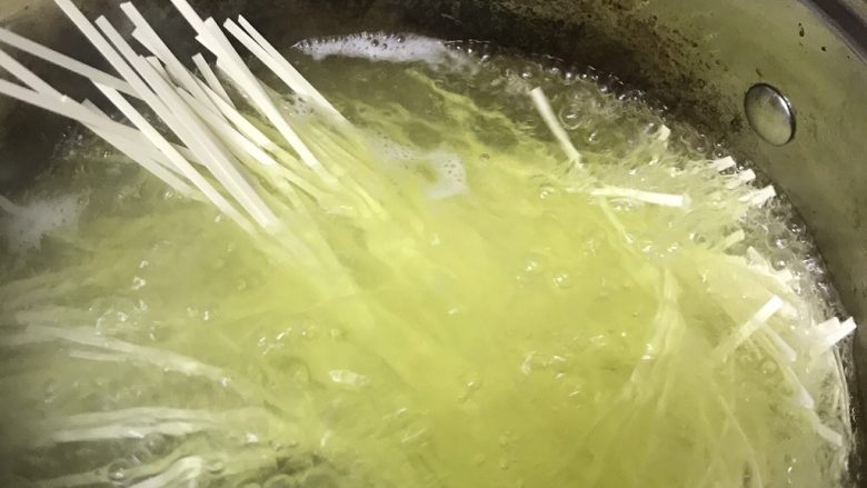 成都担担面,放入面条,面条煮熟后,捞起来铺上臊子和青菜即可。