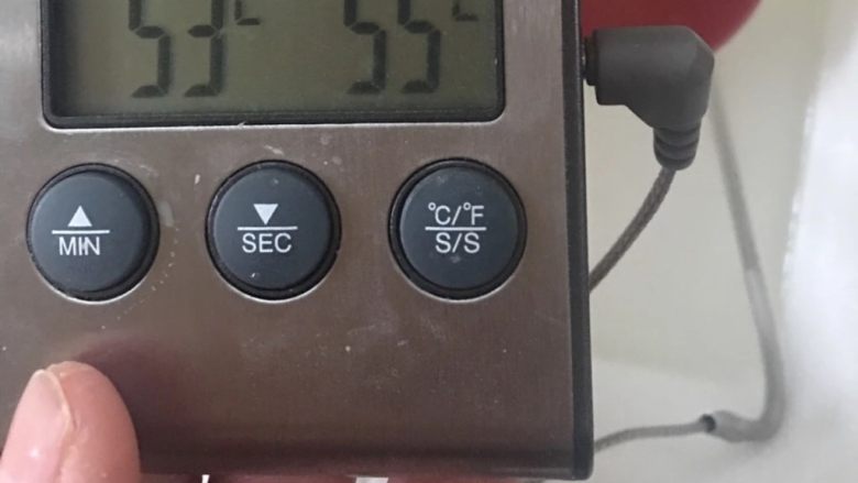 泡沫箱版的酸奶
,放泡沫箱里加入55℃温水，水差不多到瓶子盖下面，泡沫箱盖上盖子发酵8小时，好了放冰箱就可以啦