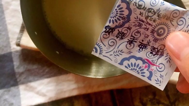 泡沫箱版的酸奶
,牛奶＋糖放到容器里，对了这个容器刚刚也开水煮了哦，隔水煮到45℃关火，加酸奶菌粉搅拌20下左右
