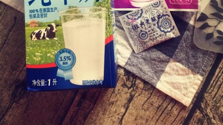 泡沫箱版的酸奶
,图片中没有<a style='color:red;display:inline-block;' href='/shicai/ 10588'>糖</a>是因为我平时加果酱吃所以做酸奶就没加<a style='color:red;display:inline-block;' href='/shicai/ 10588'>糖</a>