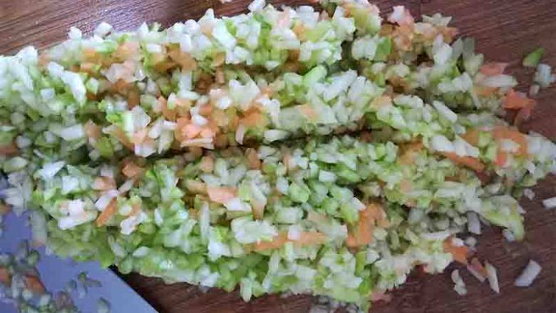 宝宝版西葫芦饼,切碎,方便宝宝咀嚼消化,比饺子馅大一点就可以。