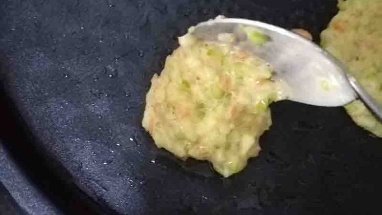 宝宝版西葫芦饼,倒入一勺面糊。