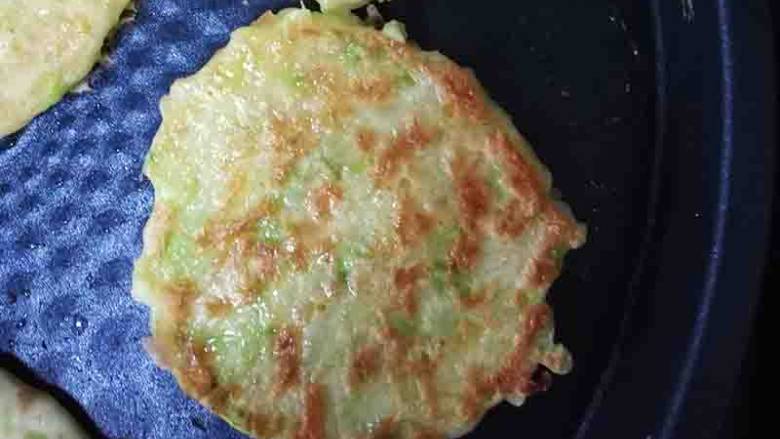 宝宝版西葫芦饼,烙制到金黄翻面