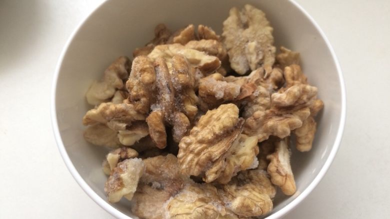 腊八粥(杂粮粥)核桃吐司,核桃仁先进烤箱150度5分钟烤熟晾凉。用蔓越莓的话可以洗一下晾着,怕麻烦不洗也没事😂