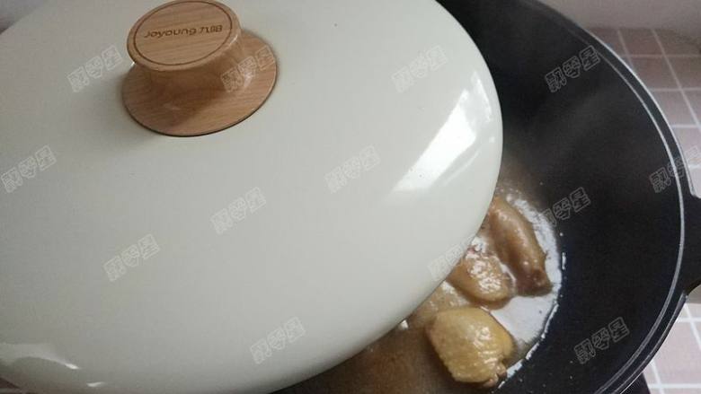 蚝油鸡翅,盖上盖子,大火烧开后转小火。汤汁开始浓稠时转大火收汁