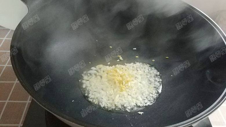 蚝油鸡翅,锅内加入适量食用油,油热以后加入姜蒜末,炒出香味