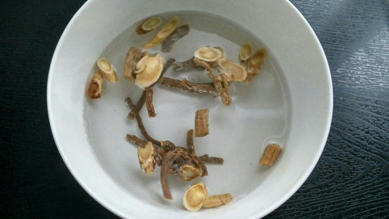 当归黄芪煮鸡蛋,当归,黄芪,党参浸泡30分钟洗净,红枣,桂圆洗净。