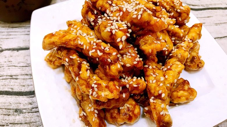 糖醋里脊,撒上白芝麻