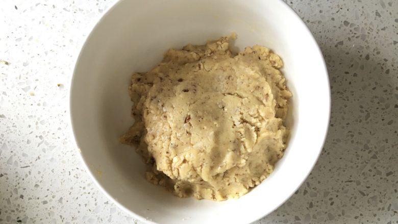 老式核桃酥
,先用刮刀翻拌,然后带上一次性手套揉捏匀即可,不要过度揉