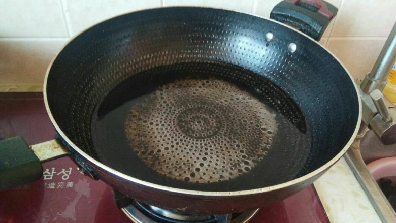 午食一碗最有营养的螺蛳粉,用炒锅烧适量的水,烧开。