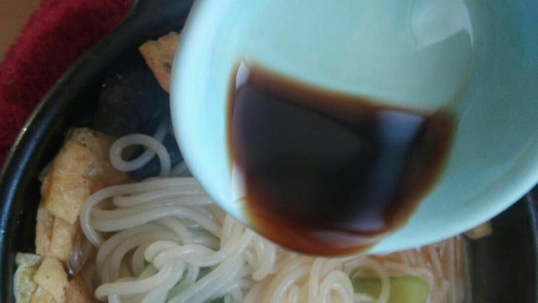 午食一碗最有营养的螺蛳粉,最后加入醋,让螺蛳粉变得更筋道。
