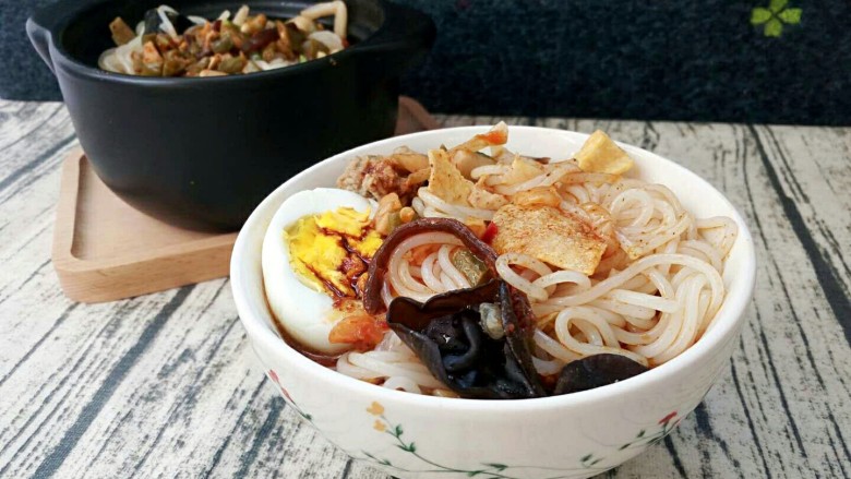 午食一碗最有营养的螺蛳粉,我是最后加入<a style='color:red;display:inline-block;' href='/shicai/ 66850'>辣油</a>的,因为我怕辣所以加的特别少。