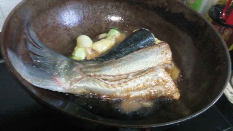 红烧鱼划水,下入<a style='color:red;display:inline-block;' href='/shicai/ 710'>桂皮</a>，<a style='color:red;display:inline-block;' href='/shicai/ 695'>八角</a>，<a style='color:red;display:inline-block;' href='/shicai/ 741'>香叶</a>，葱姜蒜小火煸炒出香味