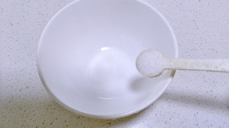 清蒸皮皮虾,准备一个空碗,里面放上适量的盐。