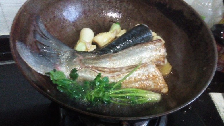 红烧鱼划水,<a style='color:red;display:inline-block;' href='/shicai/ 131'>香菜</a>打结，下入<a style='color:red;display:inline-block;' href='/shicai/ 131'>香菜</a>，继续小火煸炒出香味。加<a style='color:red;display:inline-block;' href='/shicai/ 699'>番茄酱</a>，<a style='color:red;display:inline-block;' href='/shicai/ 4510'>黄豆酱</a>煸炒出香味