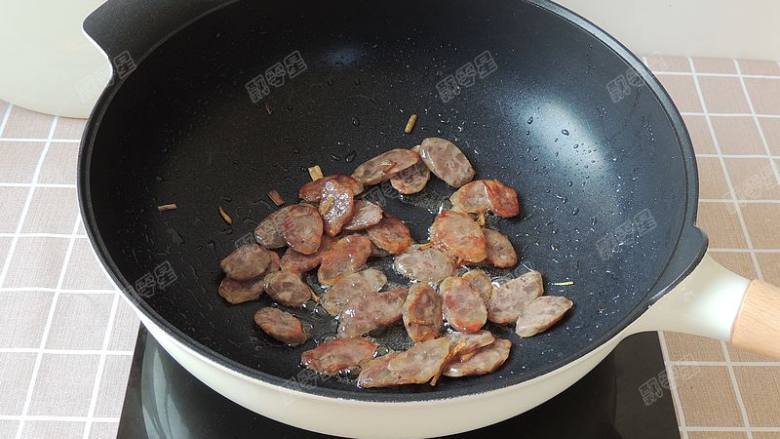 芹菜炒香肠,小火煸炒出油,脂肪部分透亮后盛出