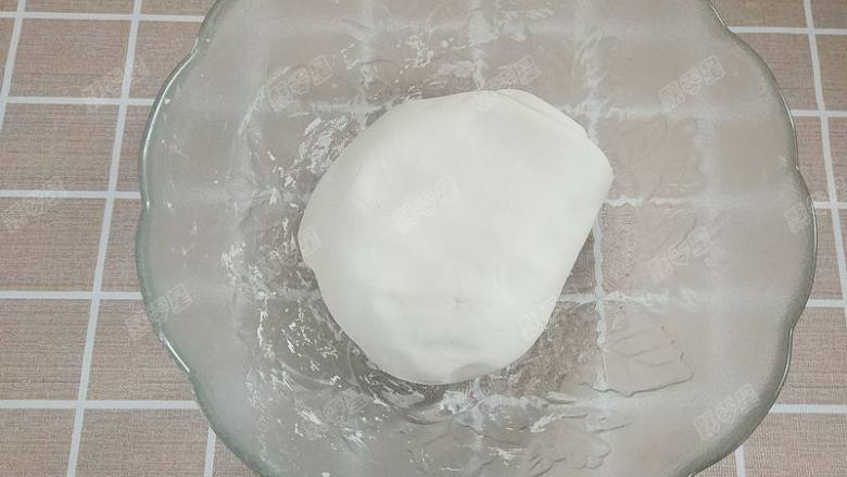 糖油粑粑,搅拌至干稀适中的程度,揉成面团