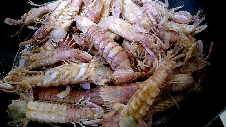 清蒸皮皮虾,皮皮虾蒸好了,喜欢沾料汁可沾料汁吃 ,我个人认为不沾料汁原汁原味更好吃。