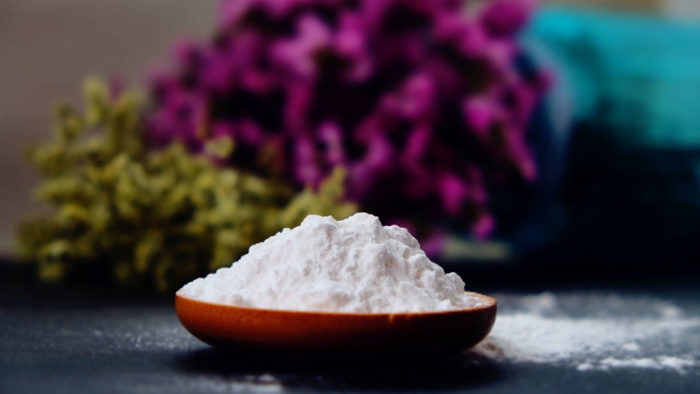 蒸煮揉捏,芋圆绝对更Q弹!,木薯粉是一种从热带植物的块根中提取的淀粉,神奇的是它在加水遇热煮熟后会呈现透明状,口感Q弹。价格倒是也挺便宜的。